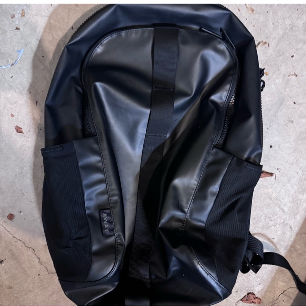 Away - The Outdoor Backpack 26L - Like New